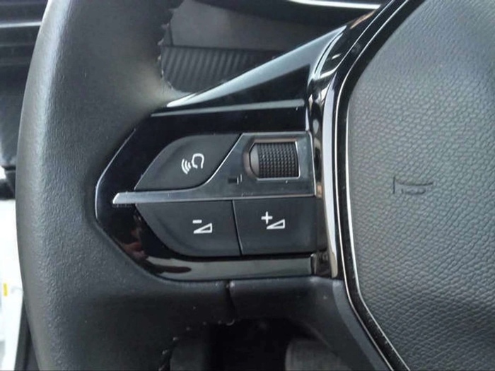 Peugeot e-2008 Eléctrico Allure Pack 100 kW (136 CV) Vehículo usado en Sevilla Peugeot e-2008 Eléctrico Allure Pack 100 kW (136 CV) Vehículo usado en Sevilla