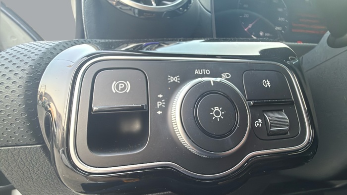 Mercedes-Benz Clase A 180 100 kW (136 CV) Vehículo usado en Sevilla Mercedes-Benz Clase A 180 100 kW (136 CV) Vehículo usado en Sevilla