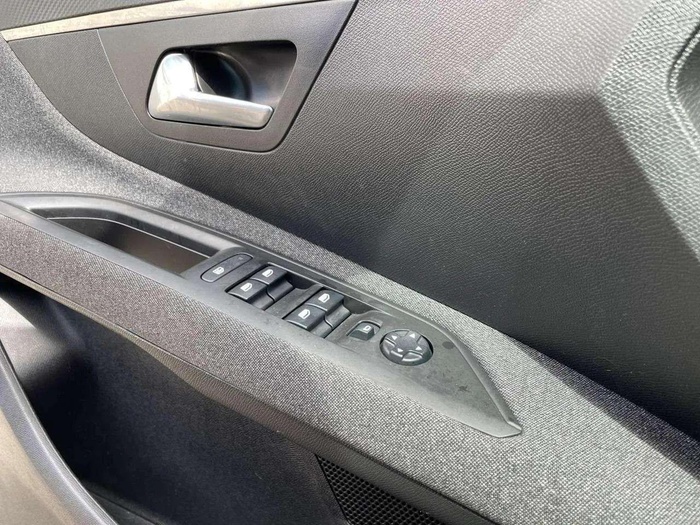 Peugeot 3008 PureTech 130 S&S Active EAT8 96 kW (130 CV) Vehículo usado en Sevilla Peugeot 3008 PureTech 130 S&S Active EAT8 96 kW (130 CV) Vehículo usado en Sevilla