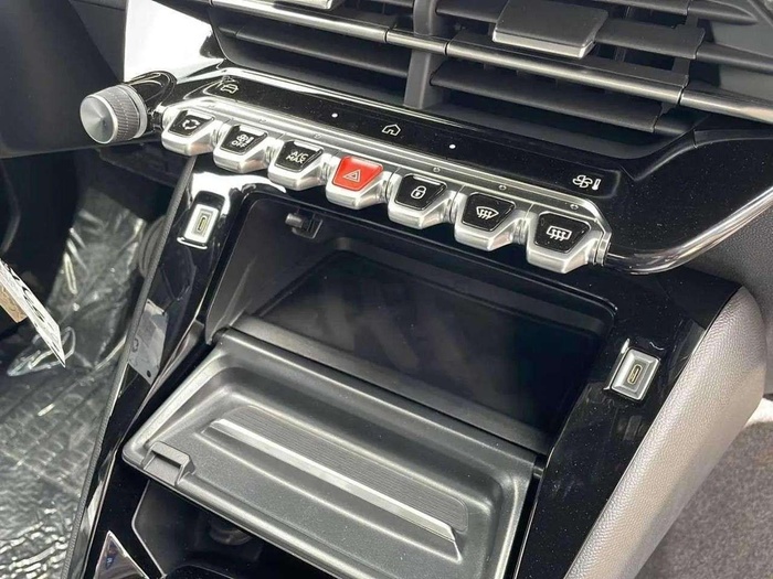 Peugeot 2008 PureTech 100 S&S Allure 75 kW (100 CV) Vehículo usado en Sevilla Peugeot 2008 PureTech 100 S&S Allure 75 kW (100 CV) Vehículo usado en Sevilla