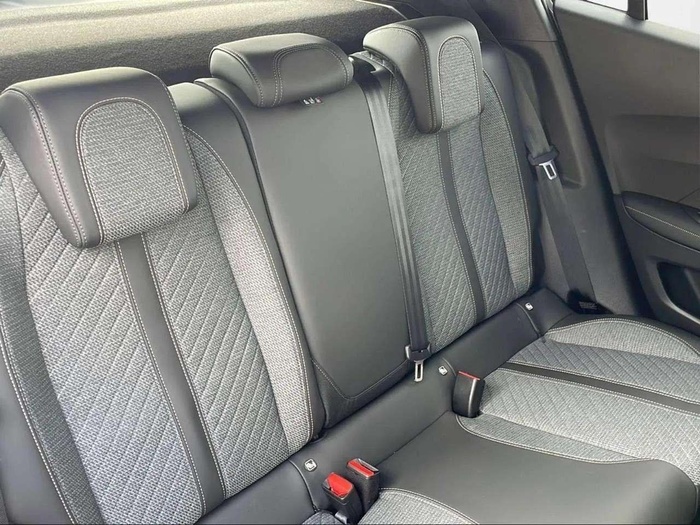 Peugeot 2008 PureTech 100 S&S Allure 75 kW (100 CV) Vehículo usado en Sevilla Peugeot 2008 PureTech 100 S&S Allure 75 kW (100 CV) Vehículo usado en Sevilla