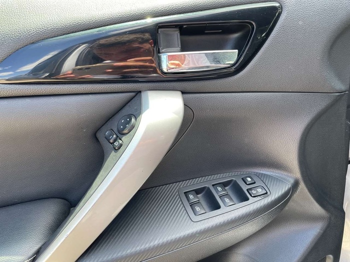 Mitsubishi Eclipse Cross 2.4 PHEV Kaiteki 4WD Auto 138 kW (188 CV) Vehículo usado en Sevilla Mitsubishi Eclipse Cross 2.4 PHEV Kaiteki 4WD Auto 138 kW (188 CV) Vehículo usado en Sevilla