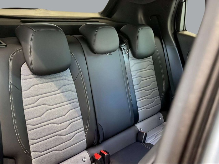 Jeep Avenger 1.2 eHybrid Upland 4xe 100 kW (136 CV) KM0 en Sevilla Jeep Avenger 1.2 eHybrid Upland 4xe 100 kW (136 CV) KM0 en Sevilla