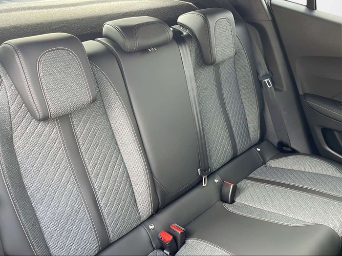 Peugeot 2008 PureTech 100 S&S Allure 75 kW (100 CV) Vehículo usado en Sevilla Peugeot 2008 PureTech 100 S&S Allure 75 kW (100 CV) Vehículo usado en Sevilla