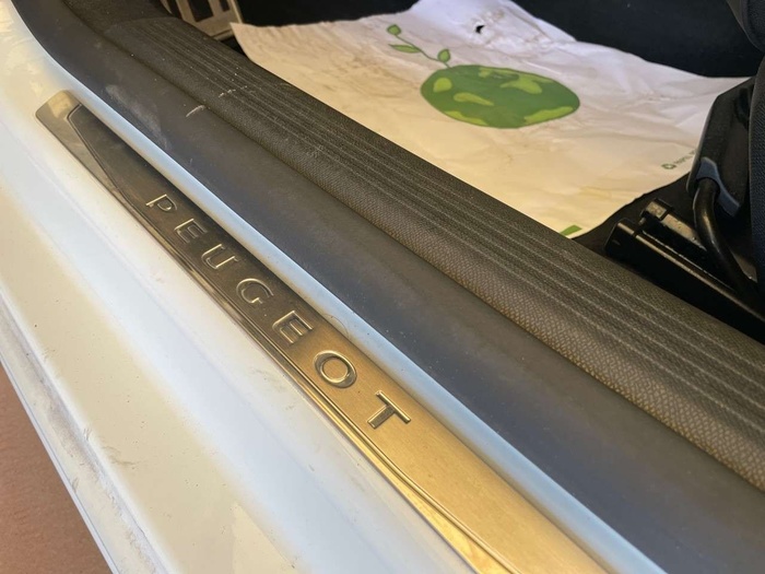 Peugeot 508 BlueHDi 130 S&S GT EAT8 96 kW (130 CV) Vehículo usado en Sevilla Peugeot 508 BlueHDi 130 S&S GT EAT8 96 kW (130 CV) Vehículo usado en Sevilla