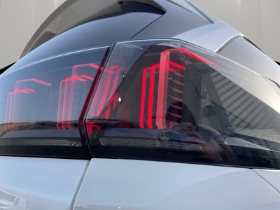 Peugeot 5008 PureTech 130 S&S Allure Pack EAT8 96 kW (130 CV) 15 Peugeot 5008 PureTech 130 S&S Allure Pack EAT8 96 kW (130 CV) 15