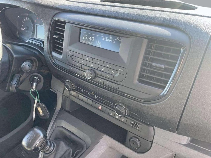 Opel Vivaro Combi 1.5 Diesel M Standard Express 88 kW (120 CV) Vehículo usado en Sevilla Opel Vivaro Combi 1.5 Diesel M Standard Express 88 kW (120 CV) Vehículo usado en Sevilla