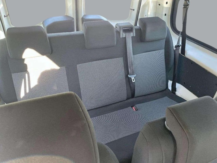 Opel Vivaro Combi 1.5 Diesel M Standard Express 88 kW (120 CV) Vehículo usado en Sevilla Opel Vivaro Combi 1.5 Diesel M Standard Express 88 kW (120 CV) Vehículo usado en Sevilla