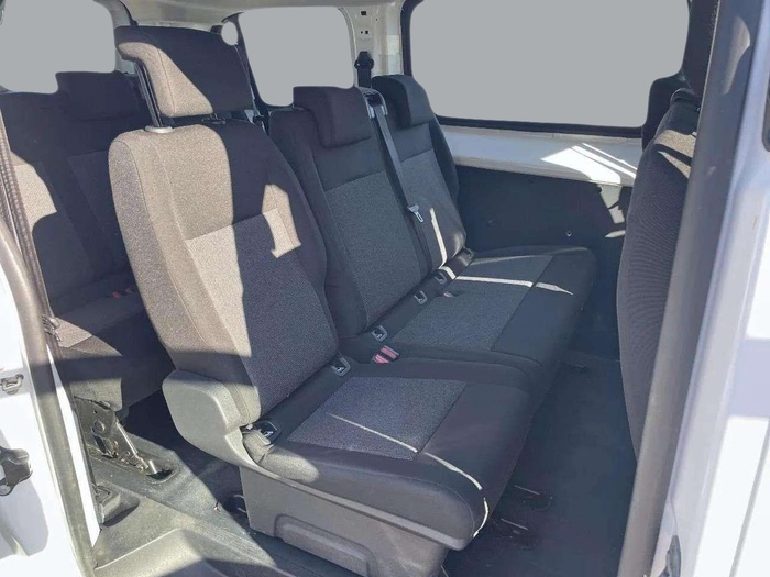 Opel Vivaro Combi 1.5 Diesel M Standard Express 88 kW (120 CV) Vehículo usado en Sevilla Opel Vivaro Combi 1.5 Diesel M Standard Express 88 kW (120 CV) Vehículo usado en Sevilla