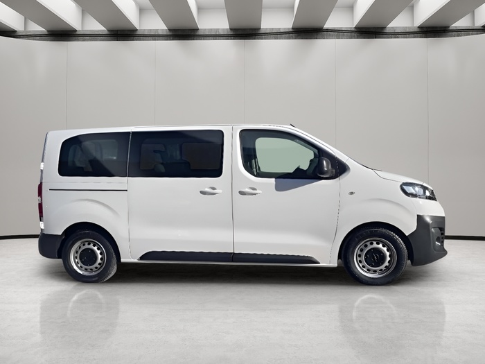 Opel Vivaro Combi 1.5 Diesel M Standard Express 88 kW (120 CV) Vehículo usado en Sevilla Opel Vivaro Combi 1.5 Diesel M Standard Express 88 kW (120 CV) Vehículo usado en Sevilla