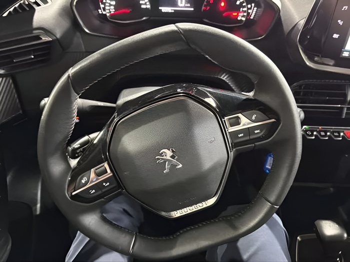 Peugeot 2008 Puretech 100 S&S Active Pack 75 kW (100 CV) Vehículo usado en Sevilla Peugeot 2008 Puretech 100 S&S Active Pack 75 kW (100 CV) Vehículo usado en Sevilla