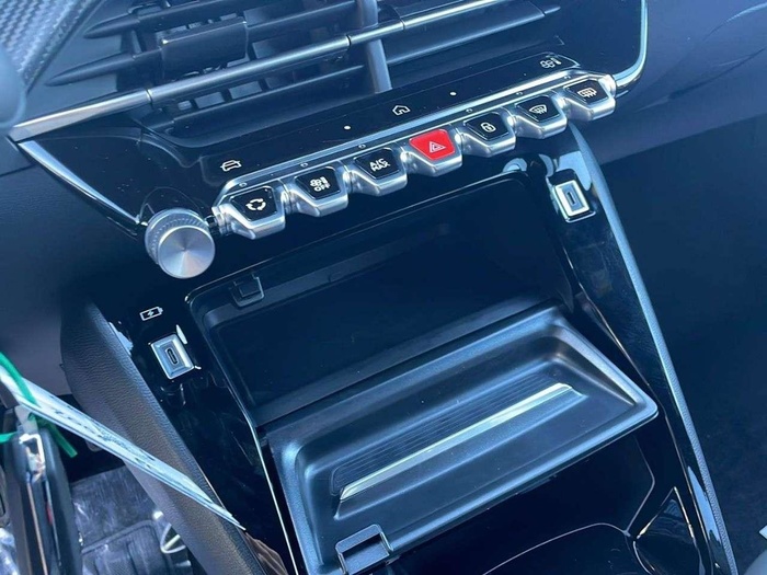 Peugeot 2008 PureTech 100 S&S Allure 75 kW (100 CV) Vehículo usado en Sevilla Peugeot 2008 PureTech 100 S&S Allure 75 kW (100 CV) Vehículo usado en Sevilla