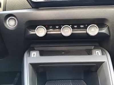 Citroen C4 Hybrid 136 e-DCS6 Business Edition 100 kW (136 CV) 18 Citroen C4 Hybrid 136 e-DCS6 Business Edition 100 kW (136 CV) 18