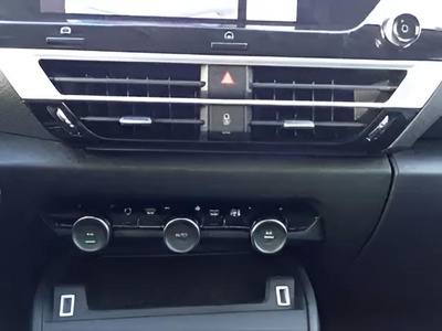 Citroen C4 Collection Hybrid ë-DCS6 107 kW (145 CV) 24 Citroen C4 Collection Hybrid ë-DCS6 107 kW (145 CV) 24