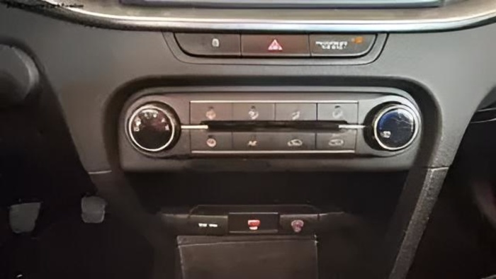 Kia Ceed 1.0 T-GDi Concept 74 kW (100 CV) Vehículo usado en Sevilla Kia Ceed 1.0 T-GDi Concept 74 kW (100 CV) Vehículo usado en Sevilla