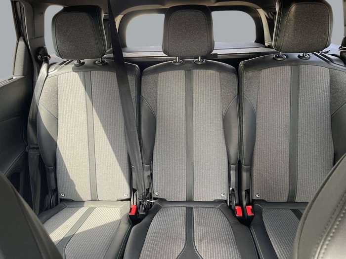 Peugeot 5008 BlueHDi 130 S&S Allure EAT8 96 kW (130 CV) Vehículo usado en Sevilla Peugeot 5008 BlueHDi 130 S&S Allure EAT8 96 kW (130 CV) Vehículo usado en Sevilla