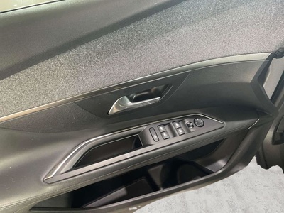 Peugeot 3008 BlueHDI 120 S&S Active EAT6 88 kW (120 CV) 12 Peugeot 3008 BlueHDI 120 S&S Active EAT6 88 kW (120 CV) 12