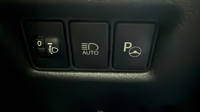 Toyota C-HR 1.8 125H Active 90 kW (122 CV) Vehículo usado en Sevilla Toyota C-HR 1.8 125H Active 90 kW (122 CV) Vehículo usado en Sevilla