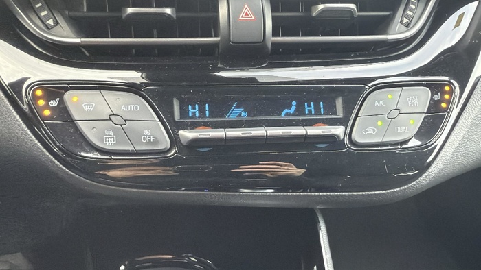 Toyota C-HR 1.8 125H Active 90 kW (122 CV) Vehículo usado en Sevilla Toyota C-HR 1.8 125H Active 90 kW (122 CV) Vehículo usado en Sevilla