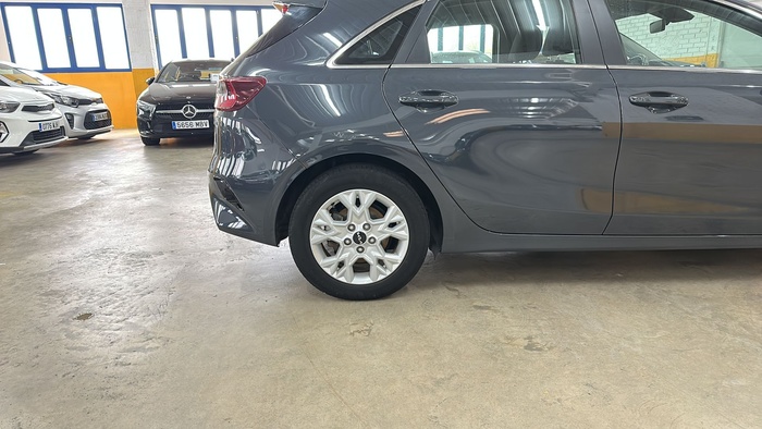 Kia Ceed 1.6 MHEV iMT Drive 100 kW (136 CV) Vehículo usado en Madrid Kia Ceed 1.6 MHEV iMT Drive 100 kW (136 CV) Vehículo usado en Madrid