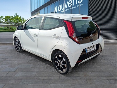 Toyota Aygo 1.0 70 x-play 53 kW (72 CV) 6 Toyota Aygo 1.0 70 x-play 53 kW (72 CV) 6