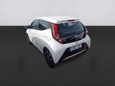 Toyota Aygo 1.0 70 x-play 53 kW (72 CV) 6 Toyota Aygo 1.0 70 x-play 53 kW (72 CV) 6