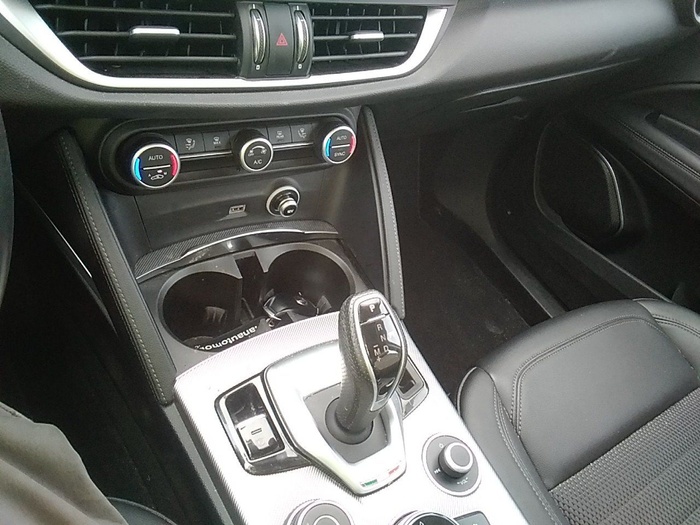 Alfa Romeo Stelvio 2.2 Diesel Sprint RWD 140 kW (190 CV) Vehículo usado en Madrid Alfa Romeo Stelvio 2.2 Diesel Sprint RWD 140 kW (190 CV) Vehículo usado en Madrid