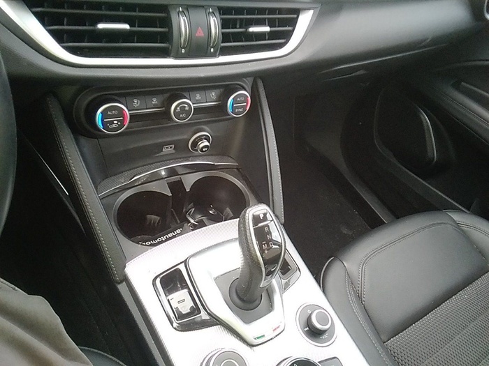 Alfa Romeo Stelvio 2.2 Diesel Sprint RWD 140 kW (190 CV) Vehículo usado en Madrid Alfa Romeo Stelvio 2.2 Diesel Sprint RWD 140 kW (190 CV) Vehículo usado en Madrid