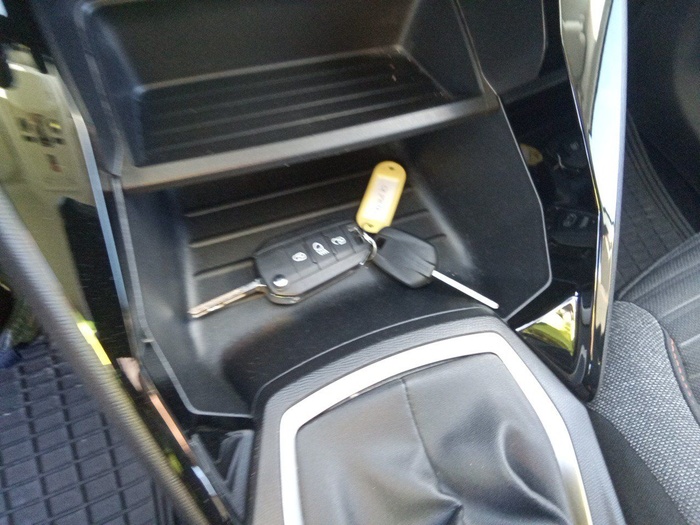 Peugeot 2008 BlueHDi 110 S&S Active 81 kW (110 CV) Vehículo usado en Madrid Peugeot 2008 BlueHDi 110 S&S Active 81 kW (110 CV) Vehículo usado en Madrid