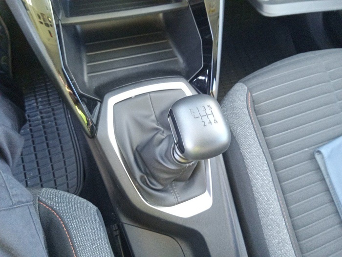 Peugeot 2008 BlueHDi 110 S&S Active 81 kW (110 CV) Vehículo usado en Madrid Peugeot 2008 BlueHDi 110 S&S Active 81 kW (110 CV) Vehículo usado en Madrid