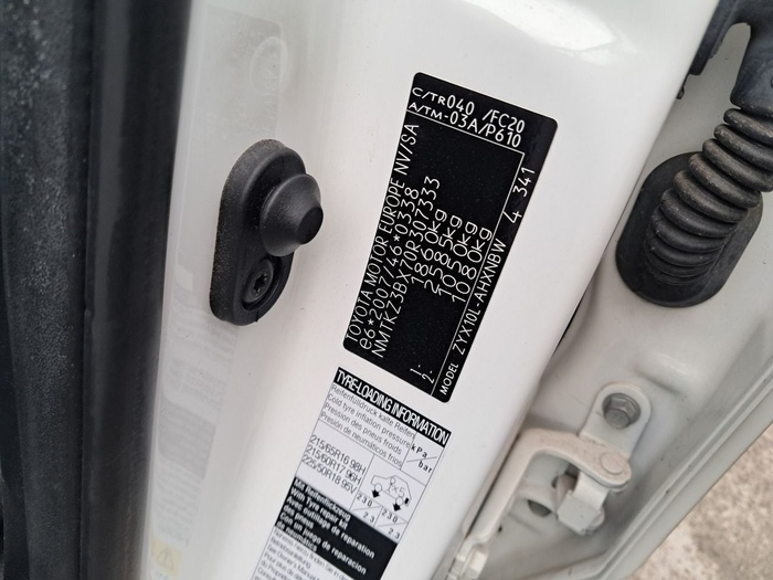 Toyota C-HR 1.8 125H Active 90 kW (122 CV) Vehículo usado en Madrid Toyota C-HR 1.8 125H Active 90 kW (122 CV) Vehículo usado en Madrid