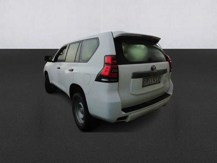 Toyota Land Cruiser 2.8 D-4D GX 130 kW (177 CV) Vehículo usado en Madrid Toyota Land Cruiser 2.8 D-4D GX 130 kW (177 CV) Vehículo usado en Madrid