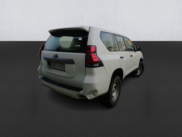 Toyota Land Cruiser 2.8 D-4D GX 130 kW (177 CV) Vehículo usado en Madrid Toyota Land Cruiser 2.8 D-4D GX 130 kW (177 CV) Vehículo usado en Madrid