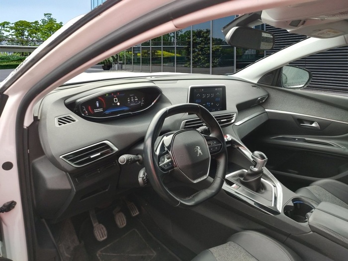 Peugeot 5008 BlueHDi 130 S&S Allure 96 kW (130 CV) Vehículo usado en Madrid Peugeot 5008 BlueHDi 130 S&S Allure 96 kW (130 CV) Vehículo usado en Madrid