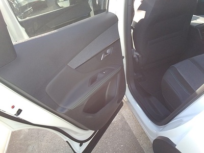 Peugeot 3008 Hybrid 180 Allure Pack e-EAT8 132 kW (180 CV) 13 Peugeot 3008 Hybrid 180 Allure Pack e-EAT8 132 kW (180 CV) 13