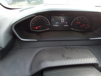 Peugeot 208 BlueHDi 100 Active 75 kW (100 CV) 8 Peugeot 208 BlueHDi 100 Active 75 kW (100 CV) 8