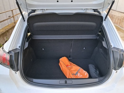 Peugeot 208 BlueHDi 100 Active 75 kW (100 CV) 10 Peugeot 208 BlueHDi 100 Active 75 kW (100 CV) 10