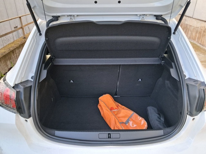 Peugeot 208 BlueHDi 100 Active 75 kW (100 CV) Vehículo usado en Madrid Peugeot 208 BlueHDi 100 Active 75 kW (100 CV) Vehículo usado en Madrid