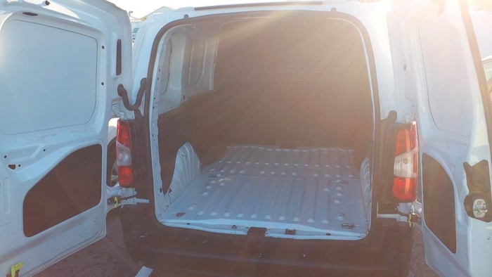 Opel Combo Cargo 1.5 TD Express L H1 650kg 75 kW (102 CV) Vehículo usado en Madrid Opel Combo Cargo 1.5 TD Express L H1 650kg 75 kW (102 CV) Vehículo usado en Madrid