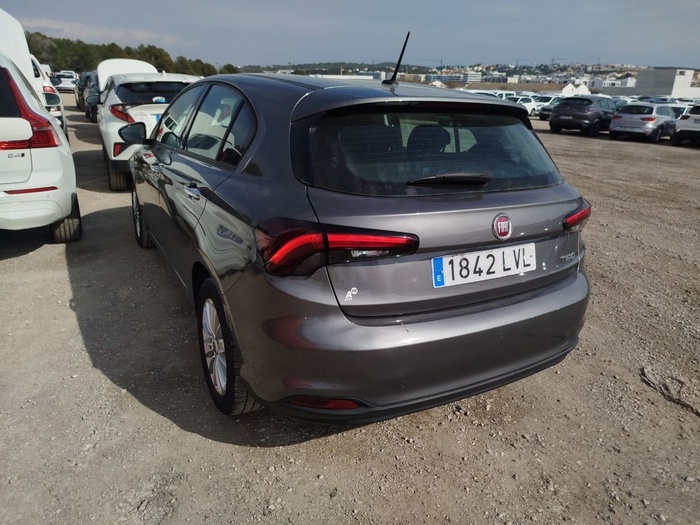 Fiat Tipo 1.6 Multijet Diesel Life 96 kW (130 CV) Vehículo usado en Madrid Fiat Tipo 1.6 Multijet Diesel Life 96 kW (130 CV) Vehículo usado en Madrid