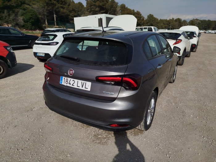 Fiat Tipo 1.6 Multijet Diesel Life 96 kW (130 CV) Vehículo usado en Madrid Fiat Tipo 1.6 Multijet Diesel Life 96 kW (130 CV) Vehículo usado en Madrid