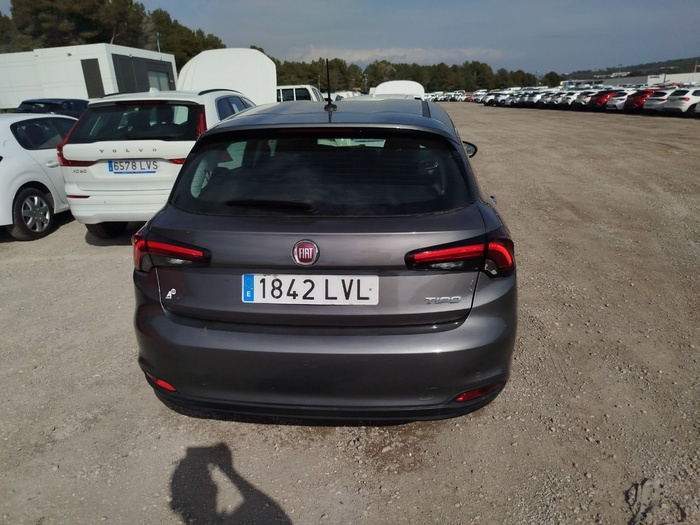 Fiat Tipo 1.6 Multijet Diesel Life 96 kW (130 CV) Vehículo usado en Madrid Fiat Tipo 1.6 Multijet Diesel Life 96 kW (130 CV) Vehículo usado en Madrid