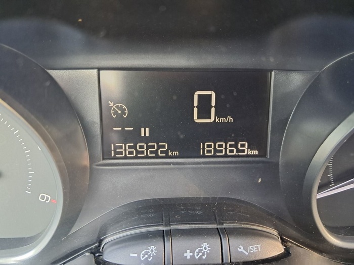 Peugeot 2008 BlueHDi 100 Signature 73 kW (100 CV) Vehículo usado en Madrid Peugeot 2008 BlueHDi 100 Signature 73 kW (100 CV) Vehículo usado en Madrid