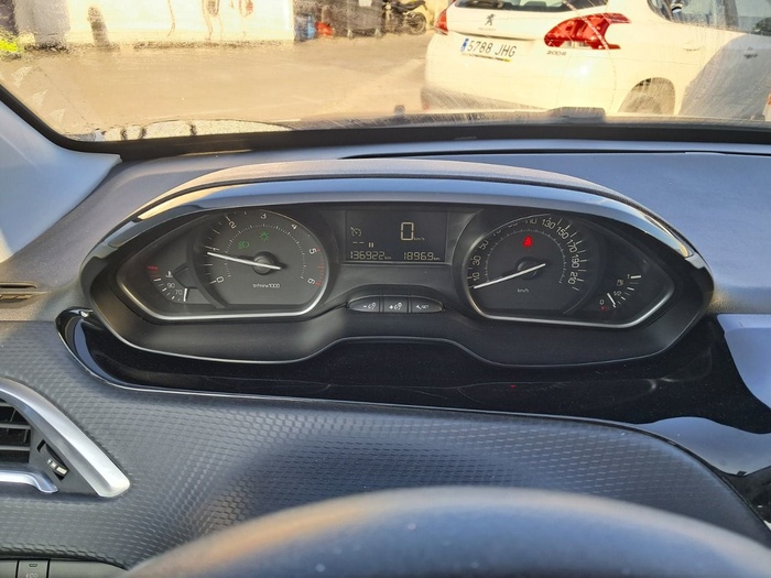 Peugeot 2008 BlueHDi 100 Signature 73 kW (100 CV) Vehículo usado en Madrid Peugeot 2008 BlueHDi 100 Signature 73 kW (100 CV) Vehículo usado en Madrid