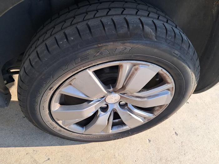 Peugeot 2008 BlueHDi 100 Signature 73 kW (100 CV) Vehículo usado en Madrid Peugeot 2008 BlueHDi 100 Signature 73 kW (100 CV) Vehículo usado en Madrid