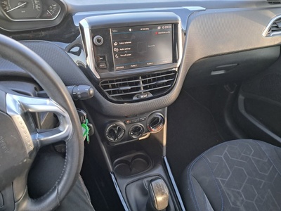 Peugeot 2008 BlueHDi 100 Signature 73 kW (100 CV) 15 Peugeot 2008 BlueHDi 100 Signature 73 kW (100 CV) 15