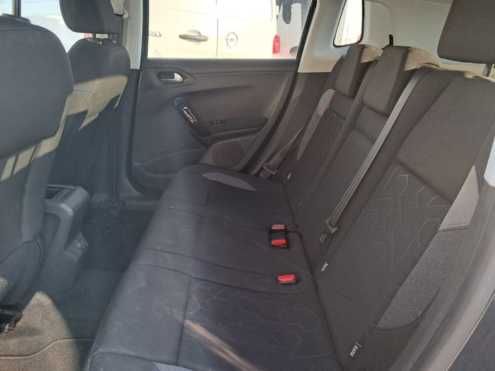 Peugeot 2008 BlueHDi 100 Signature 73 kW (100 CV) Vehículo usado en Madrid Peugeot 2008 BlueHDi 100 Signature 73 kW (100 CV) Vehículo usado en Madrid