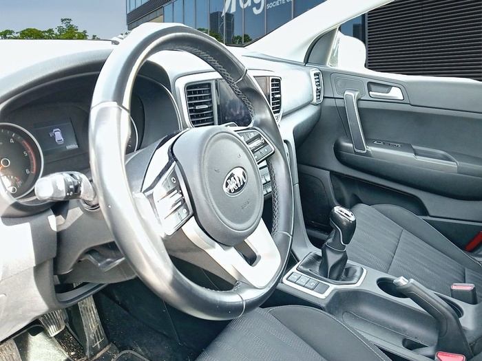 Kia Sportage 1.6 MHEV Business 4x4 100 kW (136 CV) Vehículo usado en Madrid Kia Sportage 1.6 MHEV Business 4x4 100 kW (136 CV) Vehículo usado en Madrid