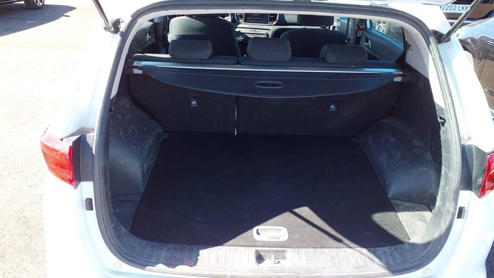 Kia Sportage 1.6 MHEV Business 4x4 100 kW (136 CV) Vehículo usado en Madrid Kia Sportage 1.6 MHEV Business 4x4 100 kW (136 CV) Vehículo usado en Madrid