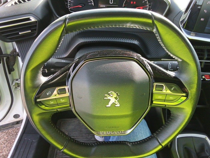 Peugeot 2008 BlueHDi 110 S&S Active Pack 81 kW (110 CV) Vehículo usado en Madrid Peugeot 2008 BlueHDi 110 S&S Active Pack 81 kW (110 CV) Vehículo usado en Madrid